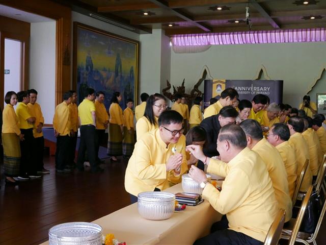 อธิการบดีมหาวิทยาลัยพะเยานำทีมคณะผู้บริหารมหาวิทยาลัยพะเยารดน้ำดำหัวขอพรผู้ใหญ่เนื่องในเทศกาลวันขึ้นปีใหม่เมือง