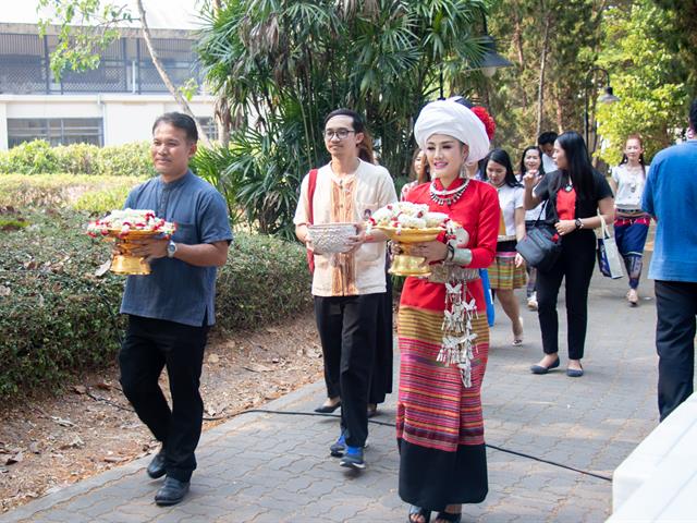 คณะศิลปศาสตร์เข้าร่วมโครงการ,“สืบฮีต,โตยฮอย,ป๋าเวณี,ปี๋ใหม่เมือง,ม.พะเยา”,,ประจำปี,2562,ณ,สวนพฤกษศาสตร์,บริเวณด้านหลังอาคารสำนักงานอธิการบดี