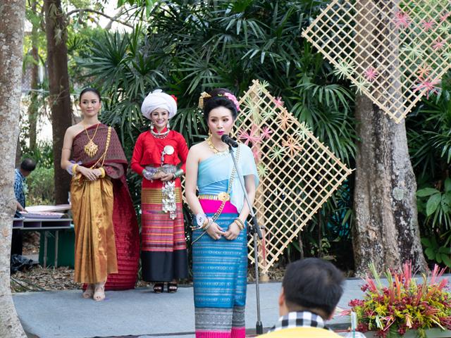 คณะศิลปศาสตร์เข้าร่วมโครงการ,“สืบฮีต,โตยฮอย,ป๋าเวณี,ปี๋ใหม่เมือง,ม.พะเยา”,,ประจำปี,2562,ณ,สวนพฤกษศาสตร์,บริเวณด้านหลังอาคารสำนักงานอธิการบดี