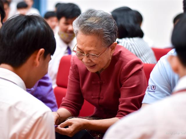คณะศิลปศาสตร์,จัดโครงการ,“ศักดิ์ศรี,ศักดิ์สิทธิ์,สัมฤทธิ์พระนาม”,พิธีปลดป้าย,มอบรุ่น,และประดับเครื่องหมายแก่นิสิตชั้นปีที่,1,คณะศิลปศาสตร์,ประจำปีการศึกษา,2561