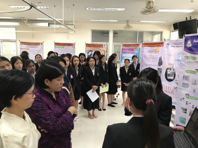 คณบดีคณะพยาบาลศาสตร์,ผศ.ดร.,ปะราลี,โอภาสนันท์,เยี่ยมชมและให้กำลังใจในโครงการการนำเสนอผลงานวิชาการและนวัติกรรมของนิสิตพยาบาลศาสตร์ชั้นปีที่,4