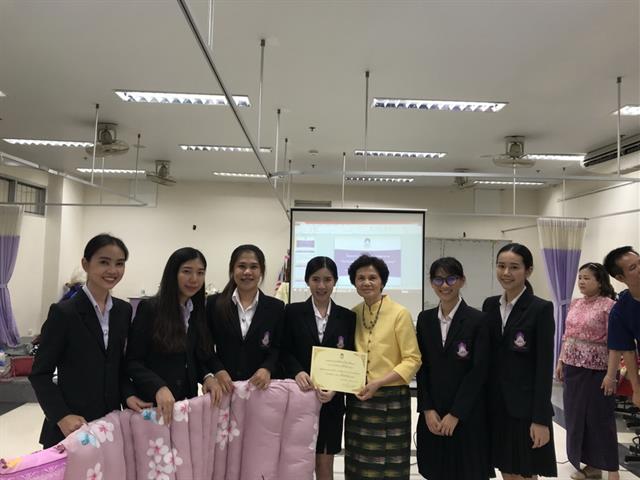 คณบดีคณะพยาบาลศาสตร์,ผศ.ดร.,ปะราลี,โอภาสนันท์,เยี่ยมชมและให้กำลังใจในโครงการการนำเสนอผลงานวิชาการและนวัติกรรมของนิสิตพยาบาลศาสตร์ชั้นปีที่,4