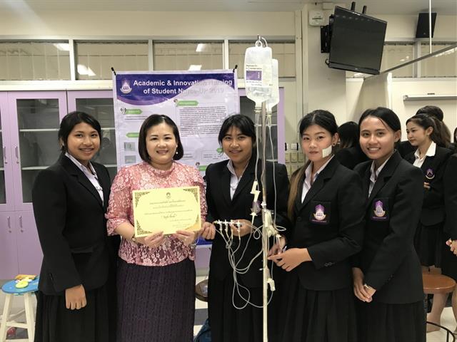คณบดีคณะพยาบาลศาสตร์,ผศ.ดร.,ปะราลี,โอภาสนันท์,เยี่ยมชมและให้กำลังใจในโครงการการนำเสนอผลงานวิชาการและนวัติกรรมของนิสิตพยาบาลศาสตร์ชั้นปีที่,4