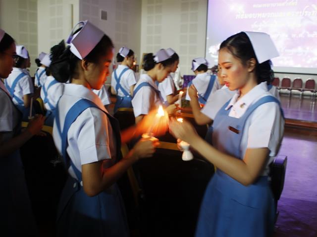 รองศาสตราจารย์,ดร.สุภกร,พงศบางโพธิ์,อธิการบดีมหาวิทยาลัยพะเยา,ให้เกียรติเป็นประธานในพิธีมอบหมวกและดวงประทีป,แก่นิสิตพยาบาลศาสตร์,ชั้นปีที่,2,ประจำปีการศึกษา,2561