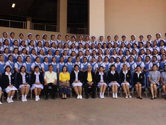 รองศาสตราจารย์,ดร.สุภกร,พงศบางโพธิ์,อธิการบดีมหาวิทยาลัยพะเยา,ให้เกียรติเป็นประธานในพิธีมอบหมวกและดวงประทีป,แก่นิสิตพยาบาลศาสตร์,ชั้นปีที่,2,ประจำปีการศึกษา,2561
