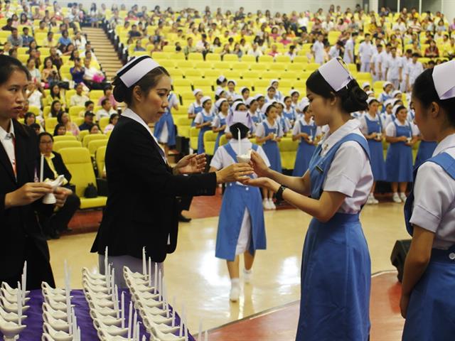 รองศาสตราจารย์,ดร.สุภกร,พงศบางโพธิ์,อธิการบดีมหาวิทยาลัยพะเยา,ให้เกียรติเป็นประธานในพิธีมอบหมวกและดวงประทีป,แก่นิสิตพยาบาลศาสตร์,ชั้นปีที่,2,ประจำปีการศึกษา,2561