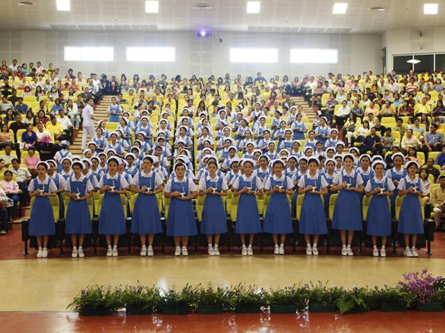 รองศาสตราจารย์,ดร.สุภกร,พงศบางโพธิ์,อธิการบดีมหาวิทยาลัยพะเยา,ให้เกียรติเป็นประธานในพิธีมอบหมวกและดวงประทีป,แก่นิสิตพยาบาลศาสตร์,ชั้นปีที่,2,ประจำปีการศึกษา,2561