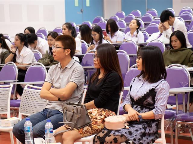 คณะศิลปศาสตร์,จัดโครงการ,“ปัจฉิมนิเทศสาขาวิชาภาษาจีน”,,และร่วมรับฟังบรรยายในหัวข้อเรื่อง,“การเตรียมความพร้อมสู่อาชีพในสายงานด้านภาษาจีน”