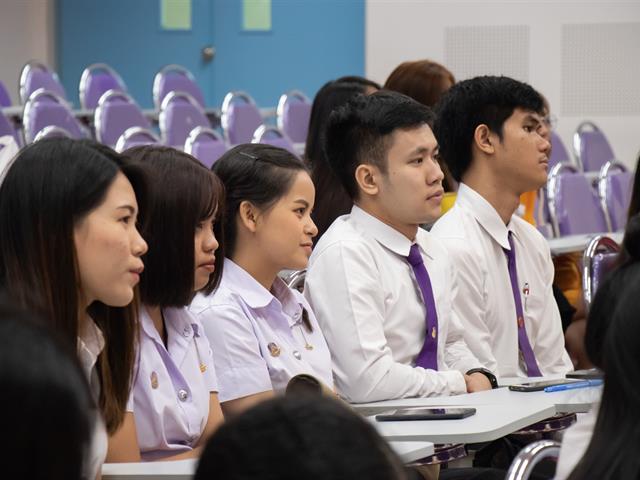 คณะศิลปศาสตร์,จัดโครงการ,“ปัจฉิมนิเทศสาขาวิชาภาษาจีน”,,และร่วมรับฟังบรรยายในหัวข้อเรื่อง,“การเตรียมความพร้อมสู่อาชีพในสายงานด้านภาษาจีน”