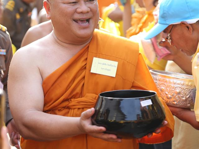 มหาวิทยาลัยพะเยา,ร่วมประกอบพิธีเจริญพระพุทธมนต์,ทำบุญตักบาตร,เนื่องในงานพระราชพิธีบรมราชาภิเษก,ณ,พระวิหารหลวง,วัดศรีโคมคำ,พระอารามหลวง,จังหวัดพะเยา