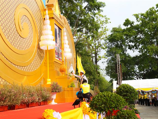 อธิการบดีมหาวิทยาลัยพะเยา,พร้อมคณะผู้บริหารเข้าร่วมพิธีถวายพระพรชัยมงคล,ในพระราชพิธีบรมราชาภิเษก,ที่บริเวณซุ้มเฉลิมพระเกียรติ,หน้าศาลาประชาคมจังหวัดพะเยาและรับชมการถ่ายทอดสดของโทรทัศน์รวมการเฉพาะกิจแห่งประเทศไทย