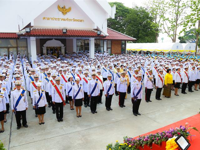 อธิการบดีมหาวิทยาลัยพะเยา,พร้อมคณะผู้บริหารเข้าร่วมพิธีถวายพระพรชัยมงคล,ในพระราชพิธีบรมราชาภิเษก,ที่บริเวณซุ้มเฉลิมพระเกียรติ,หน้าศาลาประชาคมจังหวัดพะเยาและรับชมการถ่ายทอดสดของโทรทัศน์รวมการเฉพาะกิจแห่งประเทศไทย
