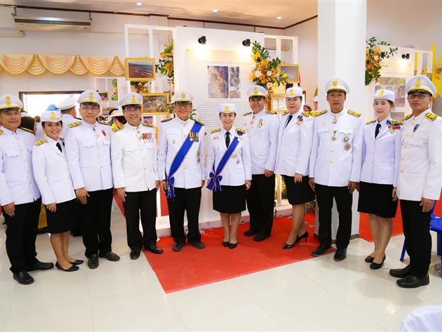อธิการบดีมหาวิทยาลัยพะเยา,พร้อมคณะผู้บริหารเข้าร่วมพิธีถวายพระพรชัยมงคล,ในพระราชพิธีบรมราชาภิเษก,ที่บริเวณซุ้มเฉลิมพระเกียรติ,หน้าศาลาประชาคมจังหวัดพะเยาและรับชมการถ่ายทอดสดของโทรทัศน์รวมการเฉพาะกิจแห่งประเทศไทย