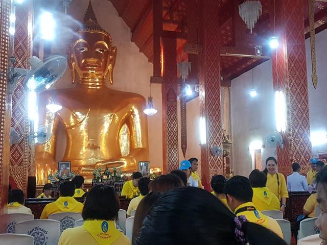 ตัวแทนคณะผู้บริหารคณะศิลปศาสตร์,มหาวิทยาลัยพะเยา,เข้าร่วมพิธีเจริญพระพุทธมนต์,,ทำบุญตักบาตร,ณ,วิหารวัดศรีโคมคำ,เนื่องในงานพระราชพิธีบรมราชาภิเษก,พุทธศักราช,๒๕๖๒