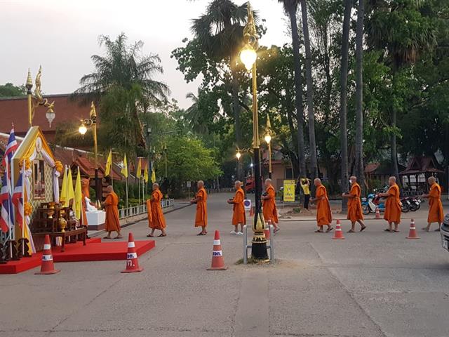 ตัวแทนคณะผู้บริหารคณะศิลปศาสตร์,มหาวิทยาลัยพะเยา,เข้าร่วมพิธีเจริญพระพุทธมนต์,,ทำบุญตักบาตร,ณ,วิหารวัดศรีโคมคำ,เนื่องในงานพระราชพิธีบรมราชาภิเษก,พุทธศักราช,๒๕๖๒