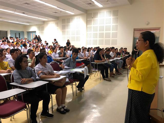 คณะนิติศาสตร์,ต้อนรับ,พร้อมกับแนะนำคณะและหลักสูตร,กิจกรรมต่างๆ,แก่นักเรียน,พ่อแม่,ผู้ปกครองที่มาสอบสัมภาษณ์เพื่อคัดเลือกบุคคลเข้าศึกษาต่อในคณะนิติศาสตร์