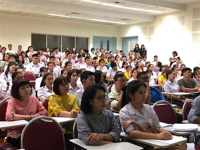 คณะนิติศาสตร์,ต้อนรับ,พร้อมกับแนะนำคณะและหลักสูตร,กิจกรรมต่างๆ,แก่นักเรียน,พ่อแม่,ผู้ปกครองที่มาสอบสัมภาษณ์เพื่อคัดเลือกบุคคลเข้าศึกษาต่อในคณะนิติศาสตร์