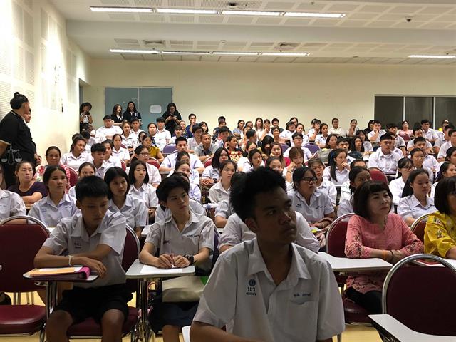 คณะนิติศาสตร์,ต้อนรับ,พร้อมกับแนะนำคณะและหลักสูตร,กิจกรรมต่างๆ,แก่นักเรียน,พ่อแม่,ผู้ปกครองที่มาสอบสัมภาษณ์เพื่อคัดเลือกบุคคลเข้าศึกษาต่อในคณะนิติศาสตร์