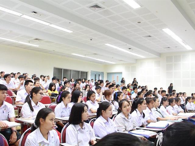 คณะนิติศาสตร์,ต้อนรับ,พร้อมกับแนะนำคณะและหลักสูตร,กิจกรรมต่างๆ,แก่นักเรียน,พ่อแม่,ผู้ปกครองที่มาสอบสัมภาษณ์เพื่อคัดเลือกบุคคลเข้าศึกษาต่อในคณะนิติศาสตร์