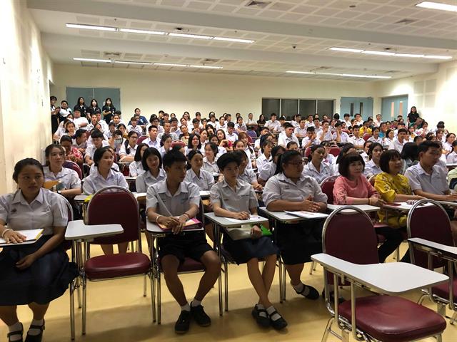 คณะนิติศาสตร์,ต้อนรับ,พร้อมกับแนะนำคณะและหลักสูตร,กิจกรรมต่างๆ,แก่นักเรียน,พ่อแม่,ผู้ปกครองที่มาสอบสัมภาษณ์เพื่อคัดเลือกบุคคลเข้าศึกษาต่อในคณะนิติศาสตร์