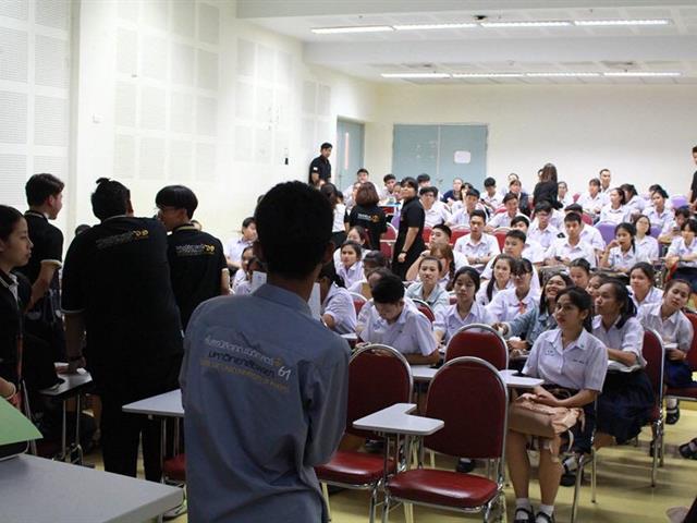 คณะนิติศาสตร์,ต้อนรับ,พร้อมกับแนะนำคณะและหลักสูตร,กิจกรรมต่างๆ,แก่นักเรียน,พ่อแม่,ผู้ปกครองที่มาสอบสัมภาษณ์เพื่อคัดเลือกบุคคลเข้าศึกษาต่อในคณะนิติศาสตร์