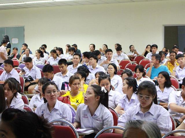 คณะนิติศาสตร์,ต้อนรับ,พร้อมกับแนะนำคณะและหลักสูตร,กิจกรรมต่างๆ,แก่นักเรียน,พ่อแม่,ผู้ปกครองที่มาสอบสัมภาษณ์เพื่อคัดเลือกบุคคลเข้าศึกษาต่อในคณะนิติศาสตร์