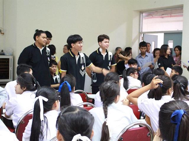 คณะนิติศาสตร์,ต้อนรับ,พร้อมกับแนะนำคณะและหลักสูตร,กิจกรรมต่างๆ,แก่นักเรียน,พ่อแม่,ผู้ปกครองที่มาสอบสัมภาษณ์เพื่อคัดเลือกบุคคลเข้าศึกษาต่อในคณะนิติศาสตร์
