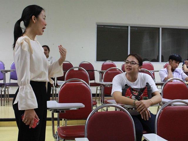 คณะนิติศาสตร์,ต้อนรับ,พร้อมกับแนะนำคณะและหลักสูตร,กิจกรรมต่างๆ,แก่นักเรียน,พ่อแม่,ผู้ปกครองที่มาสอบสัมภาษณ์เพื่อคัดเลือกบุคคลเข้าศึกษาต่อในคณะนิติศาสตร์