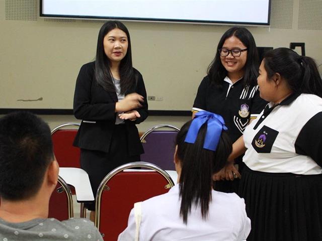 คณะนิติศาสตร์,ต้อนรับ,พร้อมกับแนะนำคณะและหลักสูตร,กิจกรรมต่างๆ,แก่นักเรียน,พ่อแม่,ผู้ปกครองที่มาสอบสัมภาษณ์เพื่อคัดเลือกบุคคลเข้าศึกษาต่อในคณะนิติศาสตร์