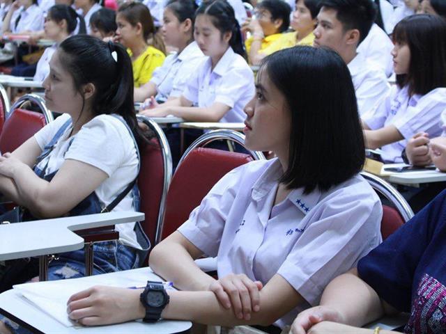 คณะนิติศาสตร์,ต้อนรับ,พร้อมกับแนะนำคณะและหลักสูตร,กิจกรรมต่างๆ,แก่นักเรียน,พ่อแม่,ผู้ปกครองที่มาสอบสัมภาษณ์เพื่อคัดเลือกบุคคลเข้าศึกษาต่อในคณะนิติศาสตร์