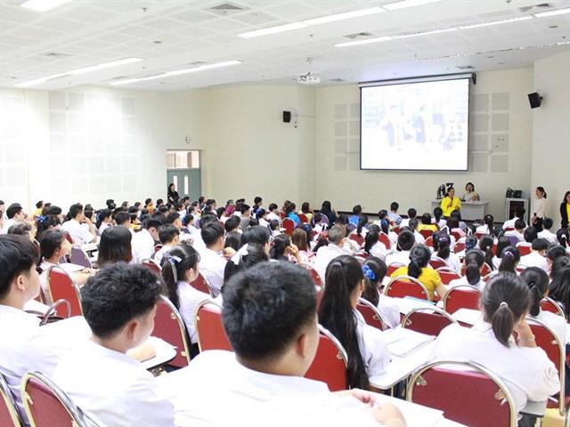 คณะนิติศาสตร์,ต้อนรับ,พร้อมกับแนะนำคณะและหลักสูตร,กิจกรรมต่างๆ,แก่นักเรียน,พ่อแม่,ผู้ปกครองที่มาสอบสัมภาษณ์เพื่อคัดเลือกบุคคลเข้าศึกษาต่อในคณะนิติศาสตร์