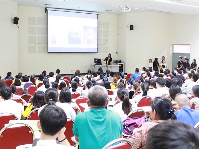 คณะนิติศาสตร์,ต้อนรับ,พร้อมกับแนะนำคณะและหลักสูตร,กิจกรรมต่างๆ,แก่นักเรียน,พ่อแม่,ผู้ปกครองที่มาสอบสัมภาษณ์เพื่อคัดเลือกบุคคลเข้าศึกษาต่อในคณะนิติศาสตร์