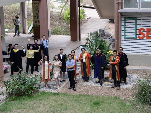 บัณฑิต,มหาบัณฑิตและดุษฎีบัณฑิต,คืนสู่เหย้า,SEEN