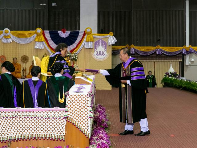 พิธีพระราชทานปริญญาบัตรแก่ผู้สำเร็จการศึกษาจากมหาวิทยาลัยพะเยา,ประจำปีการศึกษา,๒๕๖๐,ณ,หอประชุมพญางำเมือง,มหาวิทยาลัยพะเยา