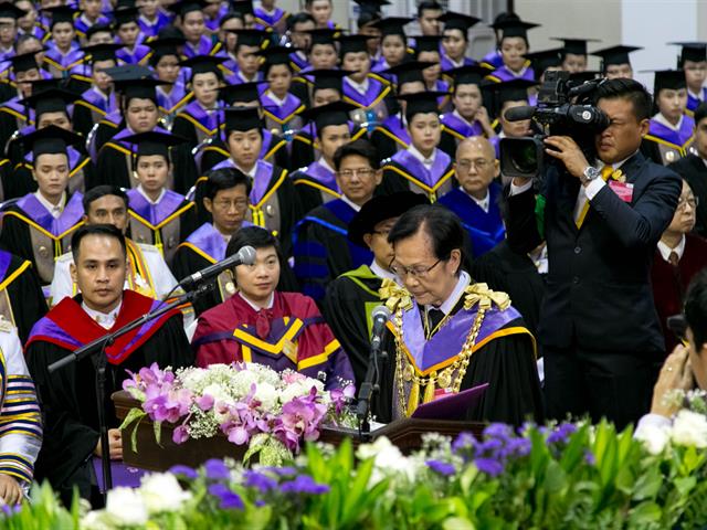 พิธีพระราชทานปริญญาบัตรแก่ผู้สำเร็จการศึกษาจากมหาวิทยาลัยพะเยา,ประจำปีการศึกษา,๒๕๖๐,ณ,หอประชุมพญางำเมือง,มหาวิทยาลัยพะเยา