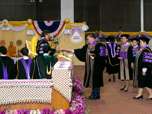 พิธีพระราชทานปริญญาบัตรแก่ผู้สำเร็จการศึกษาจากมหาวิทยาลัยพะเยา,ประจำปีการศึกษา,๒๕๖๐,ณ,หอประชุมพญางำเมือง,มหาวิทยาลัยพะเยา