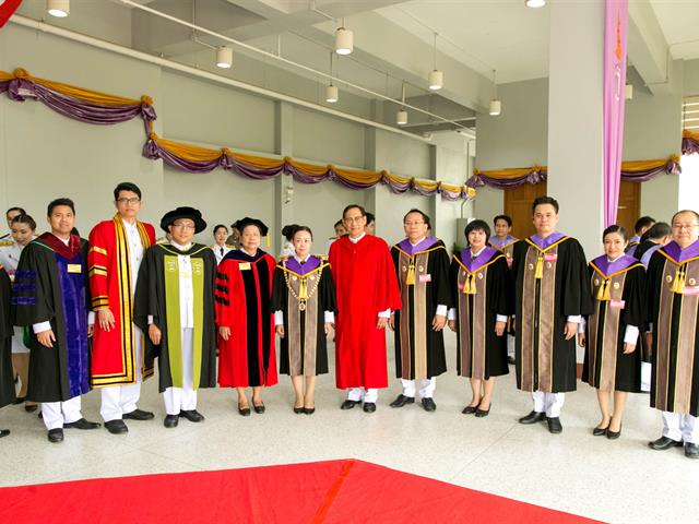 พิธีพระราชทานปริญญาบัตรแก่ผู้สำเร็จการศึกษาจากมหาวิทยาลัยพะเยา,ประจำปีการศึกษา,๒๕๖๐,ณ,หอประชุมพญางำเมือง,มหาวิทยาลัยพะเยา
