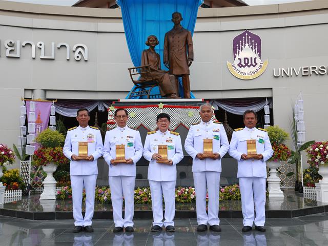 พิธีเปิดพระราชานุสาวรีย์สมเด็จพระมหิตลาธิเบศร,อดุลยเดชวิกรม,พระบรมราชชนก,ประทับคู่สมเด็จพระศรีนครินทราบรมราชชนนี,ณ,ศูนย์การแพทย์และโรงพยาบาลมหาวิทยาลัยพะเยา