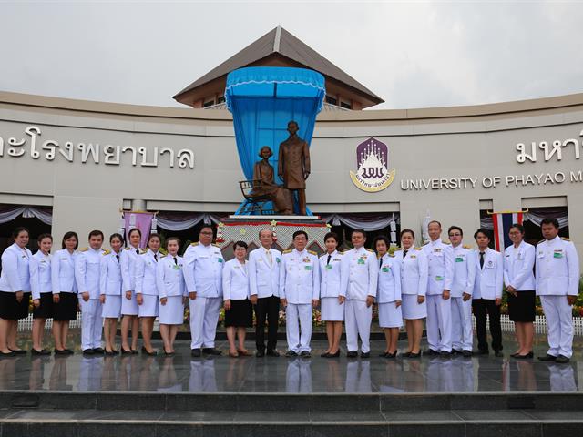 พิธีเปิดพระราชานุสาวรีย์สมเด็จพระมหิตลาธิเบศร,อดุลยเดชวิกรม,พระบรมราชชนก,ประทับคู่สมเด็จพระศรีนครินทราบรมราชชนนี,ณ,ศูนย์การแพทย์และโรงพยาบาลมหาวิทยาลัยพะเยา