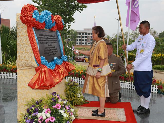 พิธีเปิดพระราชานุสาวรีย์สมเด็จพระมหิตลาธิเบศร,อดุลยเดชวิกรม,พระบรมราชชนก,ประทับคู่สมเด็จพระศรีนครินทราบรมราชชนนี,ณ,ศูนย์การแพทย์และโรงพยาบาลมหาวิทยาลัยพะเยา