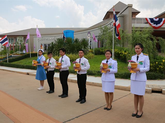พิธีเปิดพระราชานุสาวรีย์สมเด็จพระมหิตลาธิเบศร,อดุลยเดชวิกรม,พระบรมราชชนก,ประทับคู่สมเด็จพระศรีนครินทราบรมราชชนนี,ณ,ศูนย์การแพทย์และโรงพยาบาลมหาวิทยาลัยพะเยา
