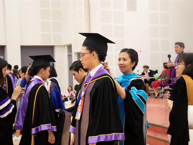 คณะกรรมการดำเนินงานพิธีพระราชทานปริญญาบัตร,คณะศิลปศาสตร์,ดำเนินการฝึกซ้อมบัณฑิต,เพื่อเตรียมความพร้อมเข้ารับพระราชทานปริญญาบัตร,ประจำปีการศึกษา,๒๕๖๐