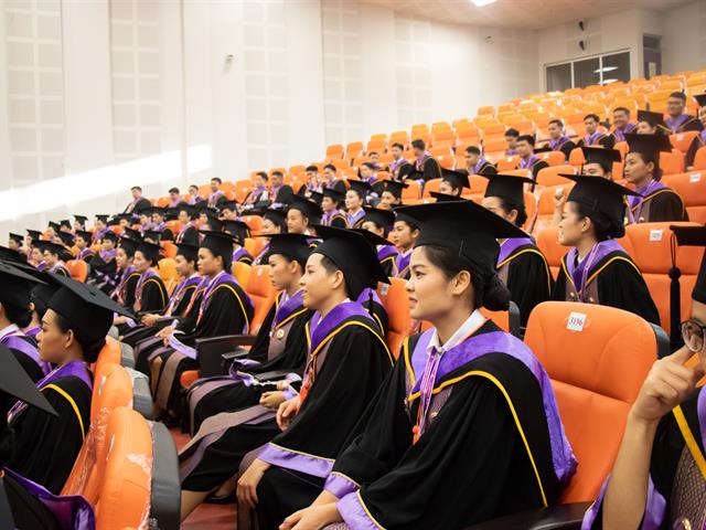 คณะกรรมการดำเนินงานพิธีพระราชทานปริญญาบัตร,คณะศิลปศาสตร์,ดำเนินการฝึกซ้อมบัณฑิต,เพื่อเตรียมความพร้อมเข้ารับพระราชทานปริญญาบัตร,ประจำปีการศึกษา,๒๕๖๐