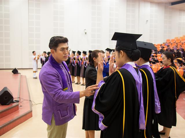 คณะกรรมการดำเนินงานพิธีพระราชทานปริญญาบัตร,คณะศิลปศาสตร์,ดำเนินการฝึกซ้อมบัณฑิต,เพื่อเตรียมความพร้อมเข้ารับพระราชทานปริญญาบัตร,ประจำปีการศึกษา,๒๕๖๐