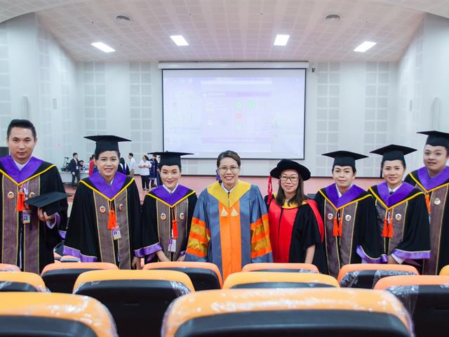 คณะกรรมการดำเนินงานพิธีพระราชทานปริญญาบัตร,คณะศิลปศาสตร์,ดำเนินการฝึกซ้อมบัณฑิต,เพื่อเตรียมความพร้อมเข้ารับพระราชทานปริญญาบัตร,ประจำปีการศึกษา,๒๕๖๐