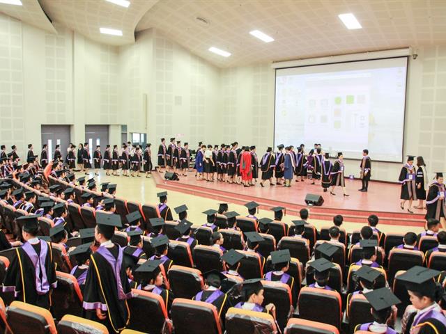 คณะกรรมการดำเนินงานพิธีพระราชทานปริญญาบัตร,คณะศิลปศาสตร์,ดำเนินการฝึกซ้อมบัณฑิต,เพื่อเตรียมความพร้อมเข้ารับพระราชทานปริญญาบัตร,ประจำปีการศึกษา,๒๕๖๐