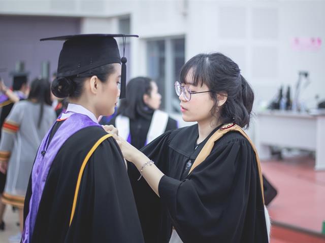 คณะกรรมการดำเนินงานพิธีพระราชทานปริญญาบัตร,คณะศิลปศาสตร์,ดำเนินการฝึกซ้อมบัณฑิต,เพื่อเตรียมความพร้อมเข้ารับพระราชทานปริญญาบัตร,ประจำปีการศึกษา,๒๕๖๐