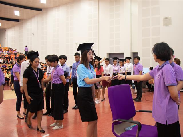 คณะกรรมการดำเนินงานพิธีพระราชทานปริญญาบัตร,คณะศิลปศาสตร์,ดำเนินการฝึกซ้อมบัณฑิต,เพื่อเตรียมความพร้อมเข้ารับพระราชทานปริญญาบัตร,ประจำปีการศึกษา,๒๕๖๐