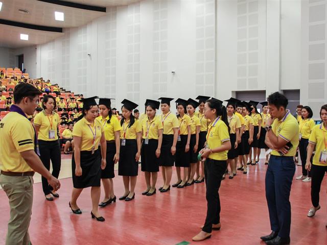 คณะกรรมการดำเนินงานพิธีพระราชทานปริญญาบัตร,คณะศิลปศาสตร์,ดำเนินการฝึกซ้อมบัณฑิต,เพื่อเตรียมความพร้อมเข้ารับพระราชทานปริญญาบัตร,ประจำปีการศึกษา,๒๕๖๐