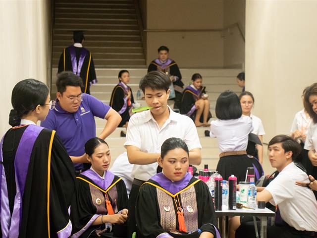 คณะกรรมการดำเนินงานพิธีพระราชทานปริญญาบัตร,คณะศิลปศาสตร์,ดำเนินการฝึกซ้อมบัณฑิต,เพื่อเตรียมความพร้อมเข้ารับพระราชทานปริญญาบัตร,ประจำปีการศึกษา,๒๕๖๐